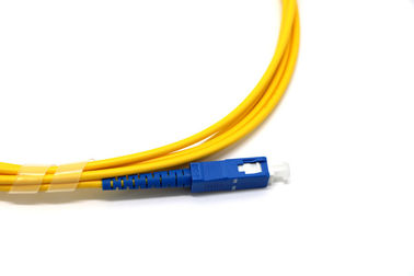 El remiendo amarillo de la fibra del solo modo telegrafía 9/125 longitud modificada para requisitos particulares conector del SC/del UPC