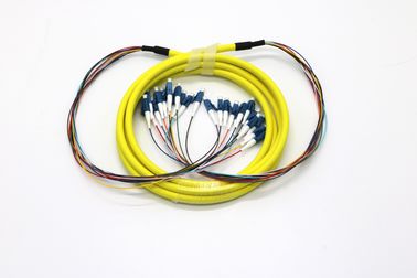 24 fibras multi de la base explotan la tira del cable LC/UPC-LC/UPC en el almacenador intermediario apretado de 0.9m m