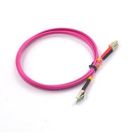 Cordón de remiendo de fibra óptica OM4 UPC del rosa con varios modos de funcionamiento del LC para la red de CATV