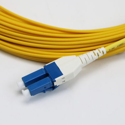 LC Uniboot Zip Cod Singlemode G657.A1 BendInsensible Duplex 2mm LSZH Baja pérdida 0,15dB Cordón de parche de fibra