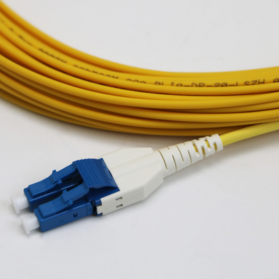 LC Uniboot Zip Cod Singlemode G657.A1 BendInsensible Duplex 2mm LSZH Baja pérdida 0,15dB Cordón de parche de fibra