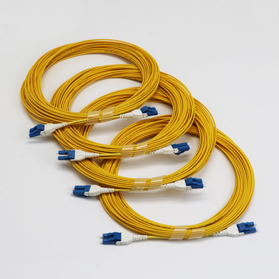 Baja pérdida LC Uniboot Duplex de modo único G657.A1 BendInsensible Duplex 2mm LSZH 0.15dB Cordón de parche de fibra amarilla