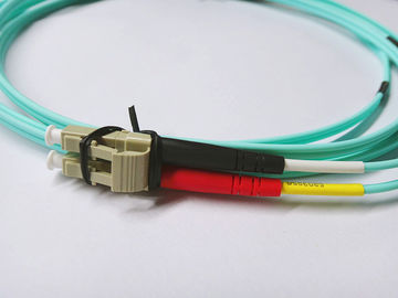 Cordón de remiendo de la fibra óptica de OM3/de OM4 UPC LSZH con la bota negra roja
