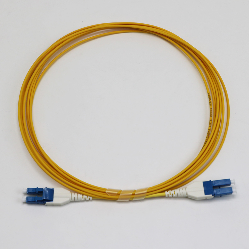 LC Uniboot Zip Cod Singlemode G657.A1 BendInsensible Duplex 2mm LSZH Baja pérdida 0,15dB Cordón de parche de fibra